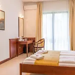 מלון Atrium 2*