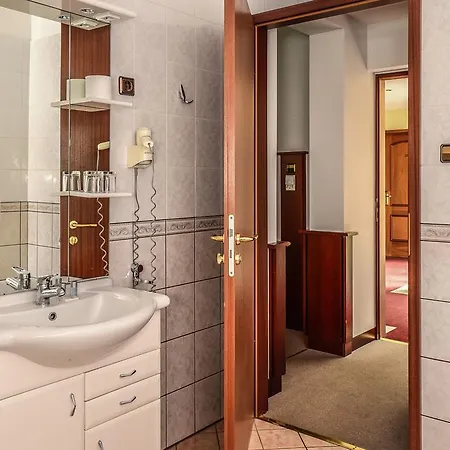 Отель Atrium Тихань